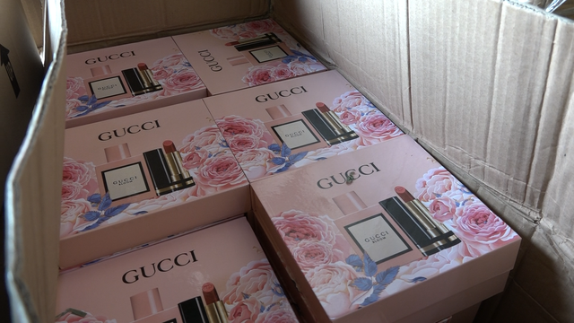 Phát hiện kho hàng rộng hơn 1.000m2 chứa mỹ phẩm nhập từ Trung Quốc Phat hien kho hang rong hon 1.000m2 chua my pham nhap tu Trung Quoc