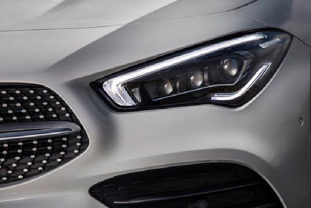 Chiêm ngưỡng Mercedes CLA 250 AMG từ 920 triệu đồng - Hình 4 Chiem nguong Mercedes CLA 250 AMG tu 920 trieu dong-Hinh-4