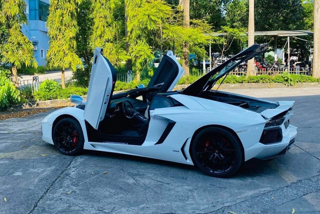 Siêu xe Lamborghini Aventador Roadster hơn 37 tỷ đồng sẽ vào Bình Phước? - Hình 4 Sieu xe Lamborghini Aventador Roadster hon 37 ty dong se vao Binh Phuoc?-Hinh-4
