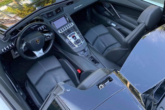 Siêu xe Lamborghini Aventador Roadster hơn 37 tỷ đồng sẽ vào Bình Phước? - Hình 5 Sieu xe Lamborghini Aventador Roadster hon 37 ty dong se vao Binh Phuoc?-Hinh-5