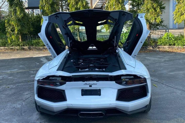 Siêu xe Lamborghini Aventador Roadster hơn 37 tỷ đồng sẽ vào Bình Phước? - Hình 6 Sieu xe Lamborghini Aventador Roadster hon 37 ty dong se vao Binh Phuoc?-Hinh-6