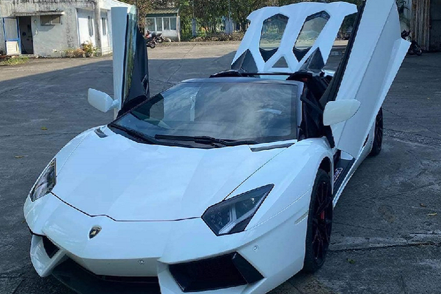 Siêu xe Lamborghini Aventador Roadster hơn 37 tỷ đồng sẽ vào Bình Phước? - Hình 2 Sieu xe Lamborghini Aventador Roadster hon 37 ty dong se vao Binh Phuoc?-Hinh-2