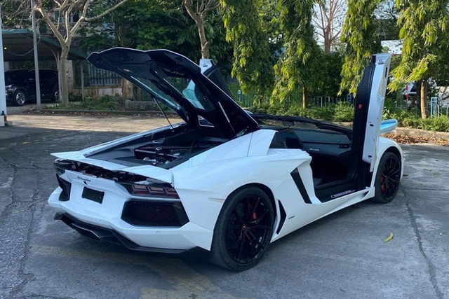 Siêu xe Lamborghini Aventador Roadster hơn 37 tỷ đồng sẽ vào Bình Phước? - Hình 7 Sieu xe Lamborghini Aventador Roadster hon 37 ty dong se vao Binh Phuoc?-Hinh-7
