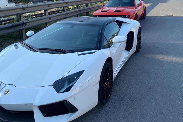 Siêu xe Lamborghini Aventador Roadster hơn 37 tỷ đồng sẽ vào Bình Phước? Sieu xe Lamborghini Aventador Roadster hon 37 ty dong se vao Binh Phuoc?