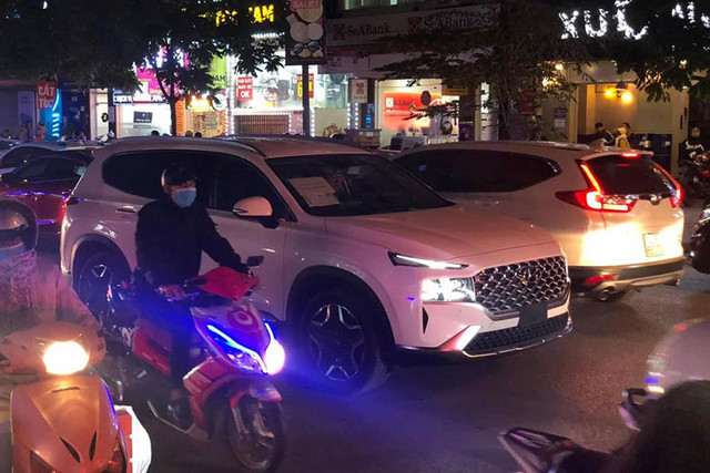 Cận cảnh Hyundai SantaFe 2021 lần đầu lăn bánh tại Việt Nam Can canh Hyundai SantaFe 2021 lan dau lan banh tai Viet Nam