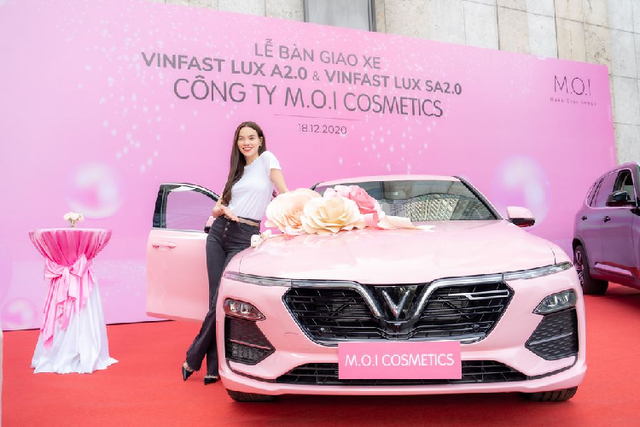 Ca sĩ Hồ Ngọc Hà chi hơn 3 tỷ tậu đủ bộ sưu tập xe VinFast Ca si Ho Ngoc Ha chi hon 3 ty tau du bo suu tap xe VinFast