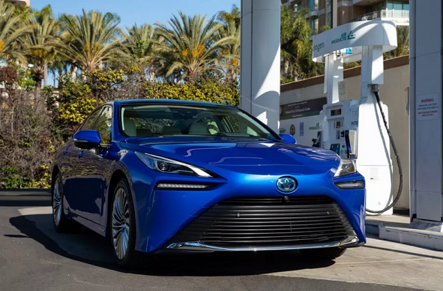 Chủ tịch Toyota nói về sự phát triển quá mức của trào lưu xe điện Chu tich Toyota noi ve su phat trien qua muc cua trao luu xe dien