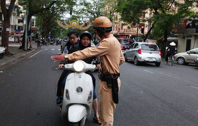 Ôtô, xe máy chở quá số người qui định bị phạt ra sao? Oto, xe may cho qua so nguoi qui dinh bi phat ra sao?