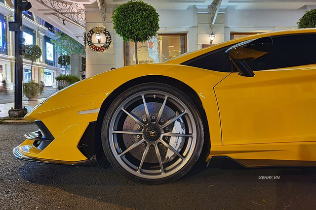 Lamborghini Aventador SVJ hơn 50 tỷ đồng tại Việt Nam độ "đồ chơi" - Hình 3 Lamborghini Aventador SVJ hon 50 ty dong tai Viet Nam do