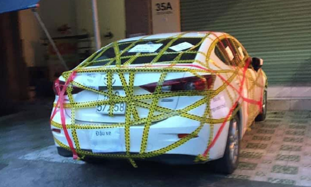 Xe Mazda3 bị dán băng dính như 'bó giò' vì chủ đỗ ẩu Xe Mazda3 bi dan bang dinh nhu 'bo gio' vi chu do au
