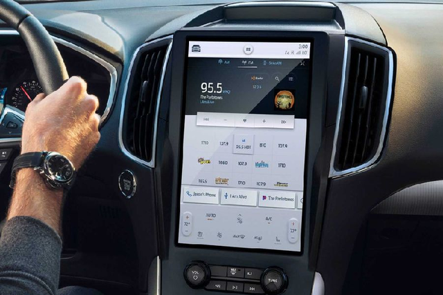 Ngắm Ford Edge 2021 sở hữu màn hình 'khổng lồ' - Hình 2 Ngam Ford Edge 2021 so huu man hinh 'khong lo'-Hinh-2