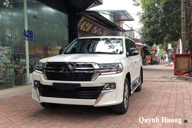 Gần 7 tỷ cho Toyota Land Cruiser VXS Executive Lounge về Việt Nam Gan 7 ty cho Toyota Land Cruiser VXS Executive Lounge ve Viet Nam