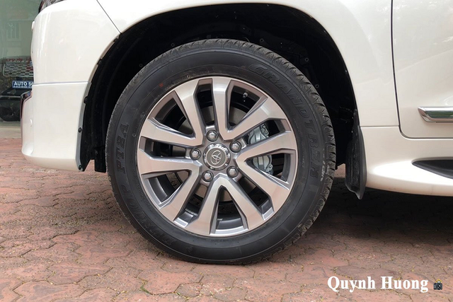 Gần 7 tỷ cho Toyota Land Cruiser VXS Executive Lounge về Việt Nam - Hình 5 Gan 7 ty cho Toyota Land Cruiser VXS Executive Lounge ve Viet Nam-Hinh-5
