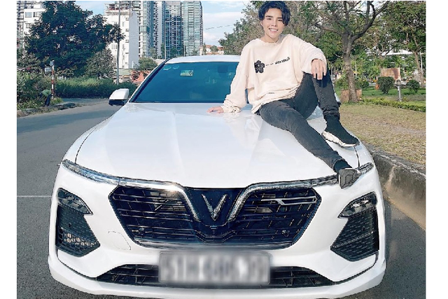 Vu Cat Tuong mua VinFast Lux A2.0 sau khi tau Mercedes-Benz E 200