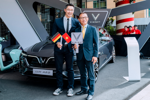 Cựu Phó thủ tướng Đức cầm lái "xe chủ tịch" Vinfast President Cuu Pho thu tuong Duc cam lai