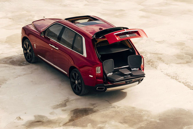 "Soi" ghế di động Pursuit Seat của Rolls-Royce hơn 200 triệu đồng - Hình 8 Chiếc ghế được thiết kế nhỏ nhọn, có thể đóng mở dễ dàng để có thể cất vảo hộp đựng bằng da trang nhã và có thể được cất gọn trong khoang hành lý của tất cả những dòng xe của thương hiệu Rolls-Royce.