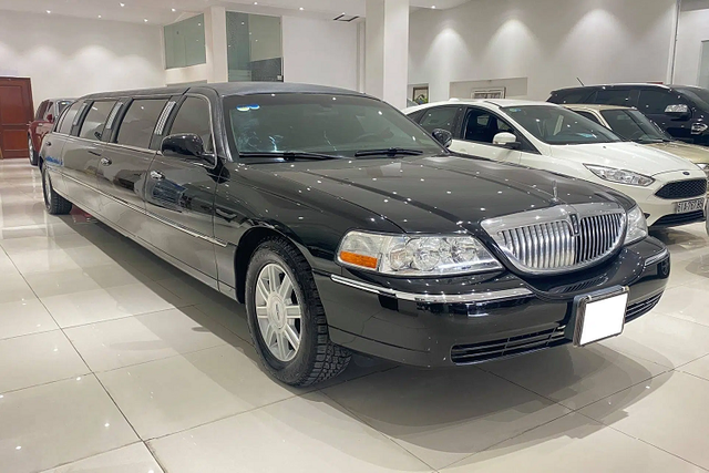 "Soi" hàng hiếm Lincoln Town Car hơn 2,6 tỷ tại Việt Nam Hiện nay, việc bắt gặp một chiếc xe limousine thực thụ chạy trên đường là điều rất khó xảy ra. Số lượng những “quầy bar di động này” hiện chỉ đếm trên đầu ngón tay dù đi kèm mức giá rẻ hơn rất nhiều so với thời điểm ra mắt. Đơn cử như chiếc xe sang Lincoln Town Car Limousine được đề cập trong bài viết.