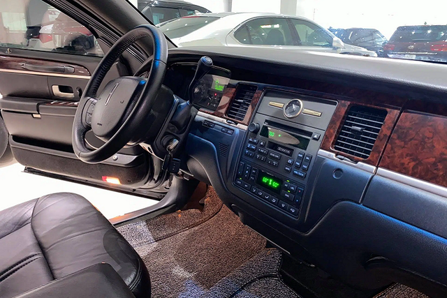 "Soi" hàng hiếm Lincoln Town Car hơn 2,6 tỷ tại Việt Nam - Hình 4 Bên trong chiếc Lincoln Town Car Limousine được chia làm 2 khoang ngăn cách người lái và hành khách. Đặc biệt nhất là khoang hành khách có sức chứa lên tới 9 người. Hàng ghế da 10 năm tuổi có vẻ được bảo dưỡng khá kỹ lưỡng. Hệ thống quầy bar trên chiếc Lincoln Town Car Limousine vẫn cho cảm quan tốt về chất lượng.