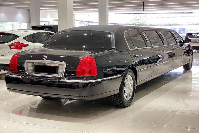 "Soi" hàng hiếm Lincoln Town Car hơn 2,6 tỷ tại Việt Nam - Hình 2 Chiếc Lincoln Town Car Limousine đời 2011 này đăng ký lần đầu năm 2012. Hiện tại, mức ODO của xe vẫn chưa được công bố. Lớp sơn đen còn rất mới và những chi tiết mạ chrome còn sáng. Chóa đèn trước/sau của xe vẫn trong sau 9 năm sản xuất.