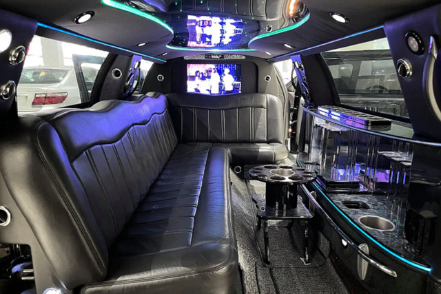 "Soi" hàng hiếm Lincoln Town Car hơn 2,6 tỷ tại Việt Nam - Hình 3 Với chiều dài lên tới 8,5m, Lincoln Town Car Limousine dễ dàng "nuốt chửng" những mẫu xe đầu bảng như Mercedes-Benz S-Class, BMW 7-Series hay Audi A8L. Tuy vậy, với chiều dài quá khổ, việc di chuyển một chiếc Lincoln Town Car Limousine chạy trong phố sẽ gặp khá nhiều khó khăn bởi mật độ tham gia giao thông dày đặc tại Việt Nam. Xe sở hữu khối động cơ V8, dung tích 4.6L giúp sản sinh công suất 239 mã lực và mô-men xoắn cực đại 389Nm tại tua máy 4.000 vòng/phút.