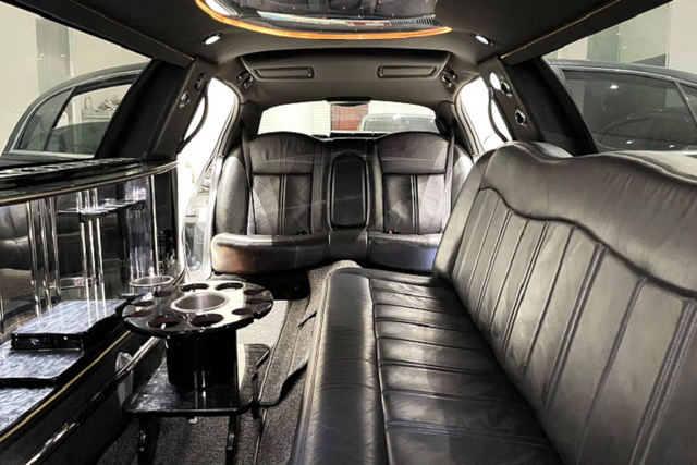 "Soi" hàng hiếm Lincoln Town Car hơn 2,6 tỷ tại Việt Nam - Hình 5 Toàn bộ trần xe được thiết kế bằng gỗ và da, kết hợp những dải LED chạy chìm và bóng đèn đủ màu sắc. Xe được trang bị màn hình kích thước lớn gắn trên vách ngăn với khoang lái, đi kèm với dàn âm thanh đầu ra thương hiệu JBL.