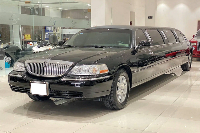 "Soi" hàng hiếm Lincoln Town Car hơn 2,6 tỷ tại Việt Nam - Hình 6 Giá xe Lincoln Town Car Limousine 2011 đang được chào bán 2,6 tỷ đồng, rẻ hơn 129 triệu so với mẫu BMW 530i thế hệ mới. Với những đại gia có ý muốn sưu tầm các mẫu xe hiếm và khác biệt, đây sẽ là một lựa chọn đáng cân nhắc. Thời điểm 2015, một số đại lý có dịch vụ cho thuê Lincoln Town Car Limousine nhằm phục vụ những sự kiện lớn. Chi phí cho mỗi lần thuê xe thường tốn từ 15-20 triệu đồng.