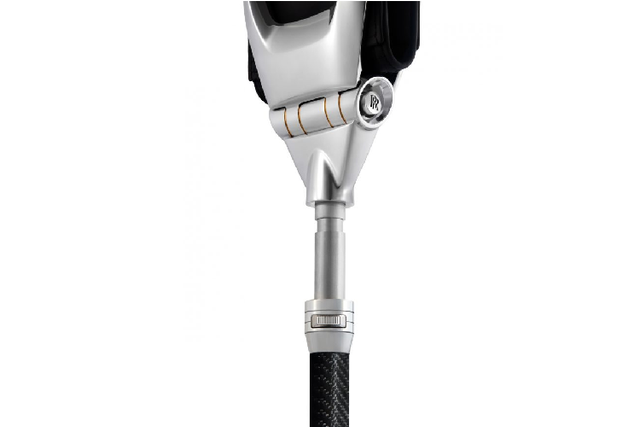 "Soi" ghế di động Pursuit Seat của Rolls-Royce hơn 200 triệu đồng - Hình 5 Khi khách hàng tham gia một buổi biểu diễn ngoài trời hay một sự kiện đua xe, chiếc ghế là một trong những phụ kiện tiện dụng. Rolls-Royce còn trang bị thêm phần túi da rời cho ghế để người dùng có thể đựng đồ đạc mang theo một cách dễ dàng. Thương hiệu đồng thời còn trang bị phần đèn pin được cất bên trong cửa của những chiếc Rolls-Royce nhằm tạo độ thuận lợi một cách tối đa cho những vị khách của mình.