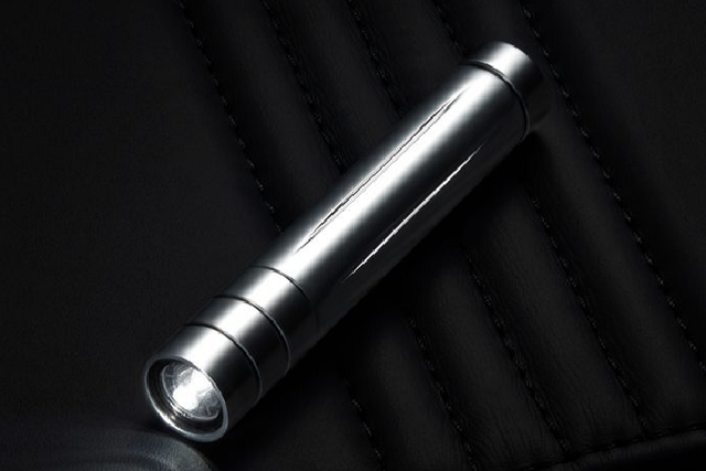 "Soi" ghế di động Pursuit Seat của Rolls-Royce hơn 200 triệu đồng - Hình 6 Chiếc ghế được làm từ chất liệu da Rolls-Royce tốt nhất và được chạm nổi biểu tượng Spirit of Ecstasy. Khách hàng có thể lựa chọn màu sắc, chất liệu da cho chiếc ghế của mình với bảng màu tương tự như bảng màu da nội thất xe.