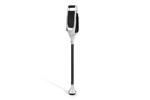 "Soi" ghế di động Pursuit Seat của Rolls-Royce hơn 200 triệu đồng - Hình 7 Hai đầu của chiếc ghế còn được trang bị đầu nhôm loe nhẹ ở cuối tay đòn giúp ghế bám chắc trên các bề mặt cứng, đầu nhọn có thể thu vào và được giấu khéo léo bên trong có thể giúp mang lại sự an toàn, ổn định trên mặt cỏ và các bề mặt đất mềm khác.