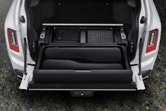 "Soi" ghế di động Pursuit Seat của Rolls-Royce hơn 200 triệu đồng - Hình 9 Phụ kiện ghế Pursuit Seat hiện có thể được mua theo cặp hoặc mua lẻ tại tất cả các đại lý của Rolls-Royce trên toàn cầu. Giá ghế di động Rolls-Royce này là 9,367 USD (khoảng 216 triệu đồng) và sẽ tăng tùy thuộc vào mức thuế địa phương hoặc mức độ cá nhân hóa của chiếc ghế.