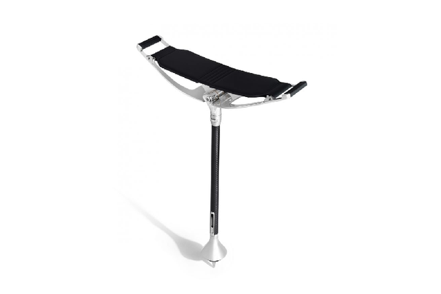 "Soi" ghế di động Pursuit Seat của Rolls-Royce hơn 200 triệu đồng - Hình 2 Ghế Pursuit Seat Rolls-Royce mới là một sản phẩm hiện đại được tái tạo từ chiếc ghế di động truyền thống, được thiết kế bởi đội ngũ Bespoke Collective tại Trụ sở Home of Rolls-Royce được đặt tại Goodwood, West Sussex. Đúng với tinh thần của phiên bản gốc, chiếc ghế Pursuit Seat mang đến sự thoải mái cho người sử dụng cũng như sự tiện dụng khi có thể sử dụng ở mọi nơi như ở thị trấn hoặc vùng nông thôn.