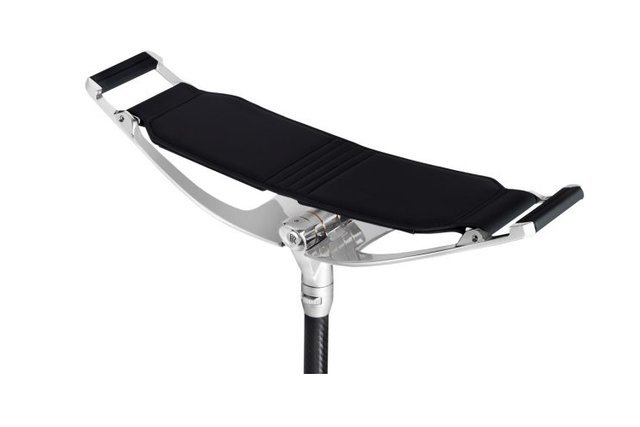 "Soi" ghế di động Pursuit Seat của Rolls-Royce hơn 200 triệu đồng Chiếc ghế Pursuit Seat của Rolls-Royce được tạo ra xuất phát từ tinh thần trong câu châm ngôn của ngài Henry Royce:”Lấy những thứ tốt nhất hiện có và làm cho nó trở nên tốt hơn”. Chính vì thế, đội ngũ của thương hiệu đã “nâng tầm” chiếc ghế di động thông thường thành một chiếc ghế hiện đại, thời trang, tiện nghi và đồng thời là đẳng cấp.