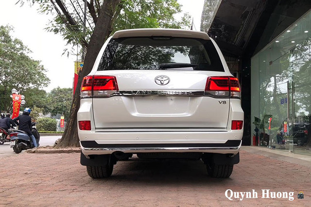 Gần 7 tỷ cho Toyota Land Cruiser VXS Executive Lounge về Việt Nam - Hình 2 Gan 7 ty cho Toyota Land Cruiser VXS Executive Lounge ve Viet Nam-Hinh-2