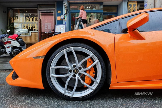 Siêu xe Lamborghini Huracan đẹp rực rỡ dưới mưa Sài Gòn - Hình 4 Sieu xe Lamborghini Huracan dep ruc ro duoi mua Sai Gon-Hinh-4