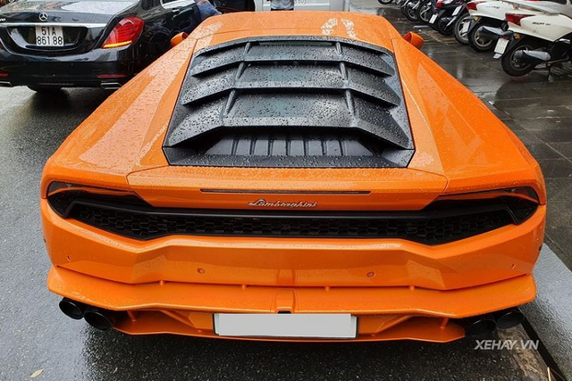 Siêu xe Lamborghini Huracan đẹp rực rỡ dưới mưa Sài Gòn - Hình 7 Sieu xe Lamborghini Huracan dep ruc ro duoi mua Sai Gon-Hinh-7