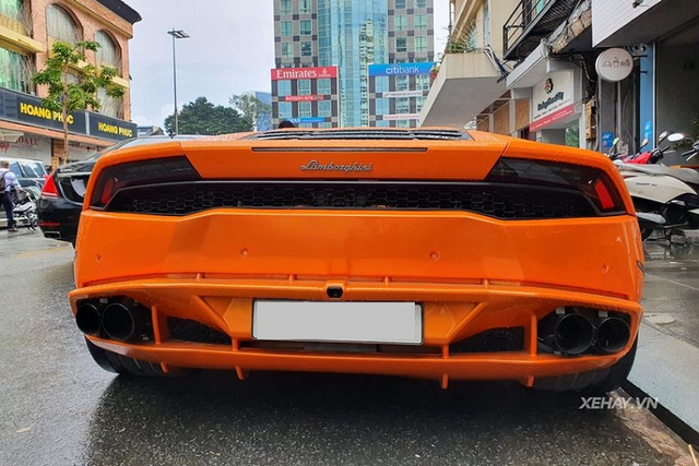 Siêu xe Lamborghini Huracan đẹp rực rỡ dưới mưa Sài Gòn - Hình 5 Sieu xe Lamborghini Huracan dep ruc ro duoi mua Sai Gon-Hinh-5