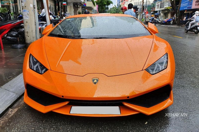 Siêu xe Lamborghini Huracan đẹp rực rỡ dưới mưa Sài Gòn - Hình 3 Sieu xe Lamborghini Huracan dep ruc ro duoi mua Sai Gon-Hinh-3