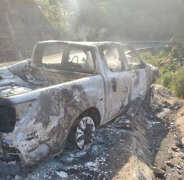 Bên trong xe tải cháy trơ khung có thi thể người - Hình 2 Ben trong xe tai chay tro khung co thi the nguoi-Hinh-2