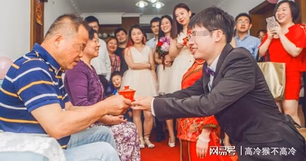 Nhin chong trong phong tam, vo quyet dinh ly hon du chua kip dong phong