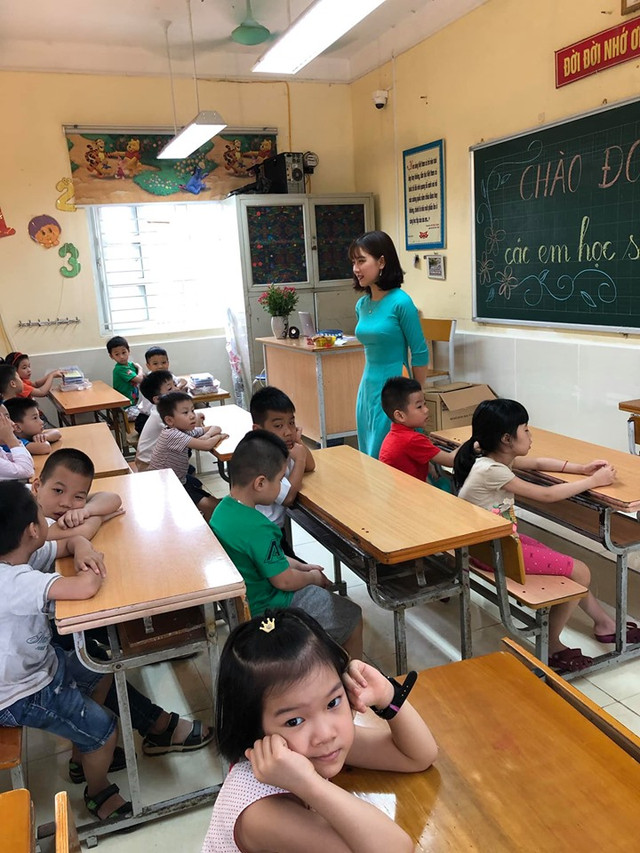 Cô giáo cực phẩm khiến các ông bố tranh nhau... đưa trẻ đến lớp Co giao cuc pham khien cac ong bo tranh nhau... dua tre den lop