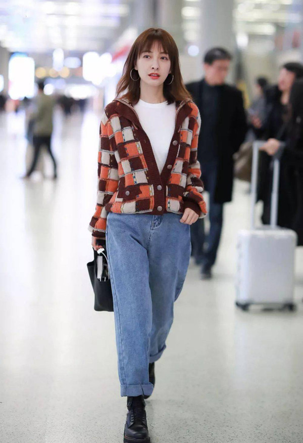 Từng là đồ lỗi mốt nhưng lại tạo trend thời trang hè 2022 - Hình 9 Tung la do loi mot nhung lai tao trend thoi trang he 2022-Hinh-9