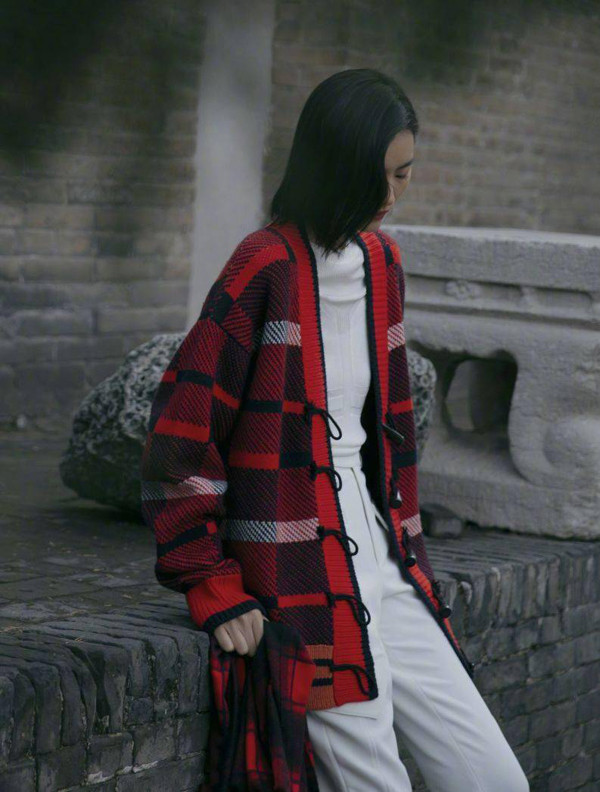 Từng là đồ lỗi mốt nhưng lại tạo trend thời trang hè 2022 - Hình 10 Tung la do loi mot nhung lai tao trend thoi trang he 2022-Hinh-10