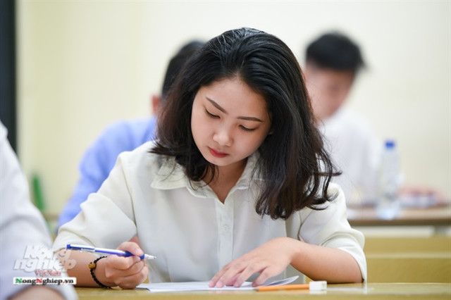 Cận cảnh dàn hot girl xinh đẹp ngày đầu thi THPT Quốc gia 2019 - Hình 8 Can canh dan hot girl xinh dep ngay dau thi THPT Quoc gia 2019-Hinh-8