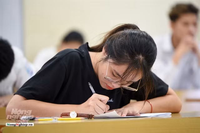 Can canh dan hot girl xinh dep ngay dau thi THPT Quoc gia 2019-Hinh-9