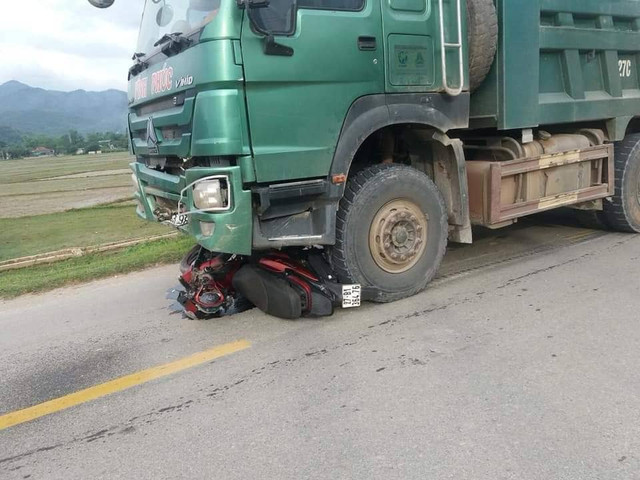 Điện Biên: Xe tải lấn làn, va chạm xe máy khiến 2 mẹ con thương vong Dien Bien: Xe tai lan lan, va cham xe may khien 2 me con thuong vong