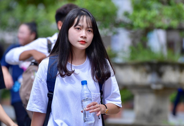 Cận cảnh dàn hot girl xinh đẹp ngày đầu thi THPT Quốc gia 2019 - Hình 26 Can canh dan hot girl xinh dep ngay dau thi THPT Quoc gia 2019-Hinh-26