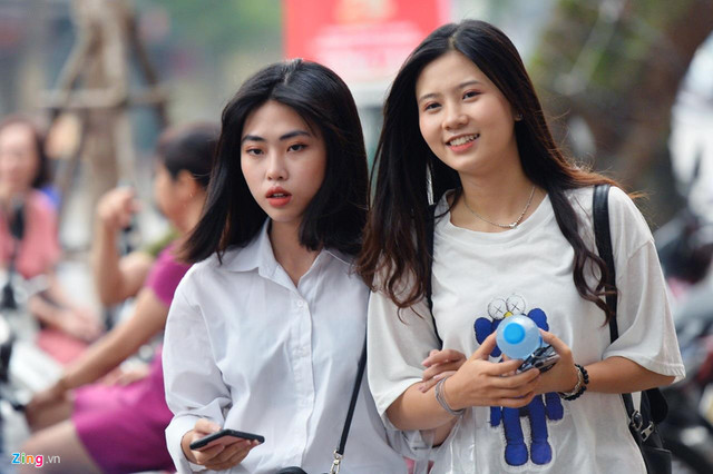 Cận cảnh dàn hot girl xinh đẹp ngày đầu thi THPT Quốc gia 2019 - Hình 27 Can canh dan hot girl xinh dep ngay dau thi THPT Quoc gia 2019-Hinh-27