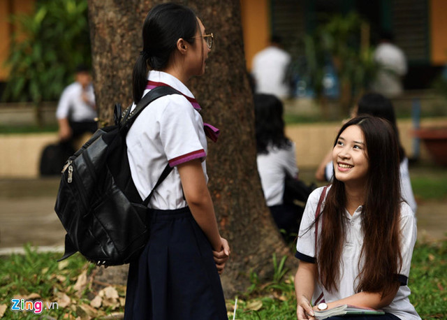 Cận cảnh dàn hot girl xinh đẹp ngày đầu thi THPT Quốc gia 2019 - Hình 19 Can canh dan hot girl xinh dep ngay dau thi THPT Quoc gia 2019-Hinh-19