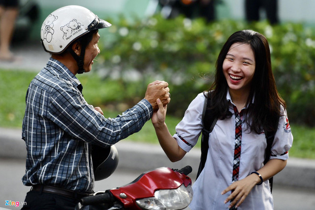 Cận cảnh dàn hot girl xinh đẹp ngày đầu thi THPT Quốc gia 2019 - Hình 20 Can canh dan hot girl xinh dep ngay dau thi THPT Quoc gia 2019-Hinh-20
