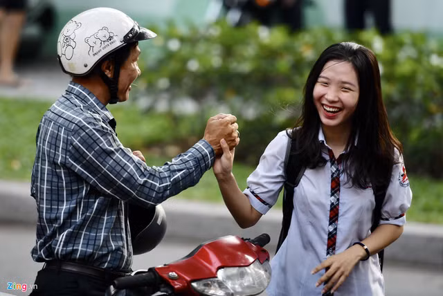 Can canh dan hot girl xinh dep ngay dau thi THPT Quoc gia 2019-Hinh-20